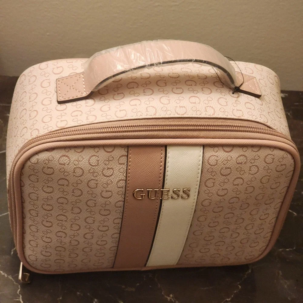 Guess Lightweight Kerry Travel Bag in Light Rose
